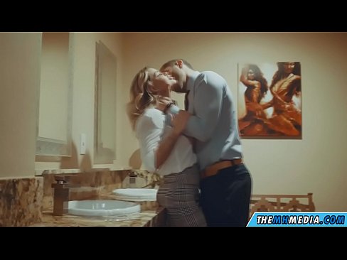 ❤️ وقتی یک بلوند بی تنه شما را در یک دستشویی عمومی اغوا می کند ️ پورنو خانگی در fa.onlydesiporn.ru ❤